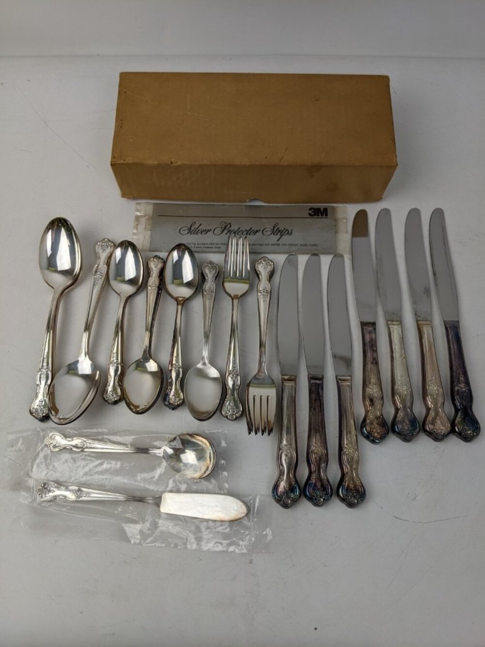 WM. Rogers INSPIRATION MAGNOLIA EXTRA Silver Plate Flatware Spoon Knife Lot 39
